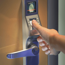 apertura de puerta con cerradura de biometría