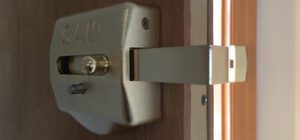 como instalar un cerrojo